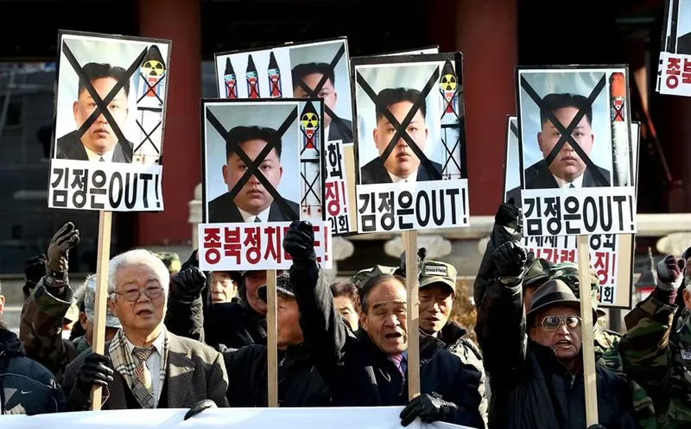 Activistas surcoreanos gritan consignas mientras sujetan pancartas contra el líder norcoreano, Kim Jong-Un