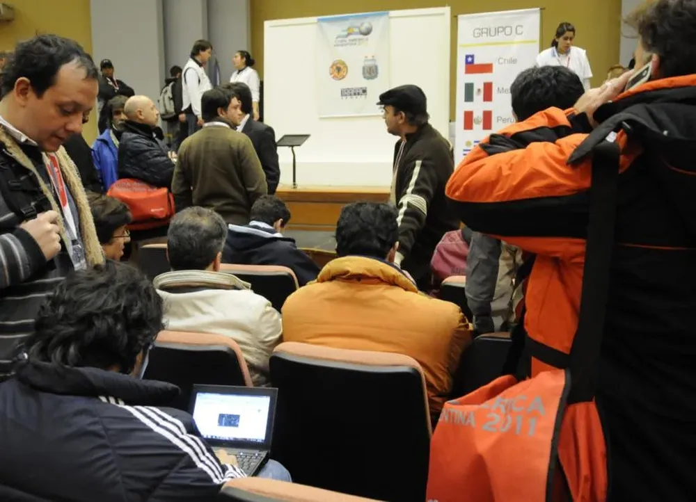 Periodistas se encontraron con un caos cuando fuerton a retirar sus entradas