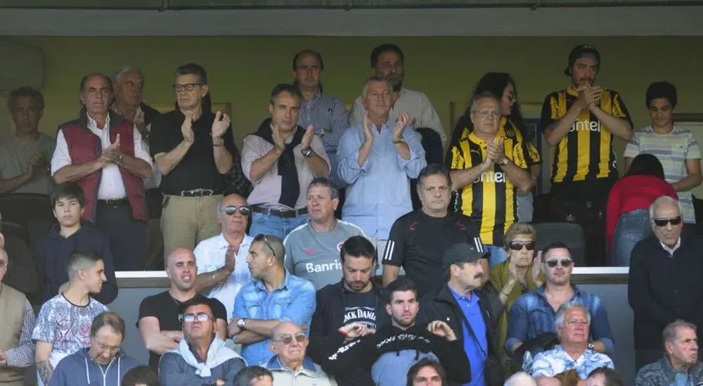 El embajador francés Sylvaine Itte, en el Palco, con la camiseta de Peñarol que le fue obsequiada