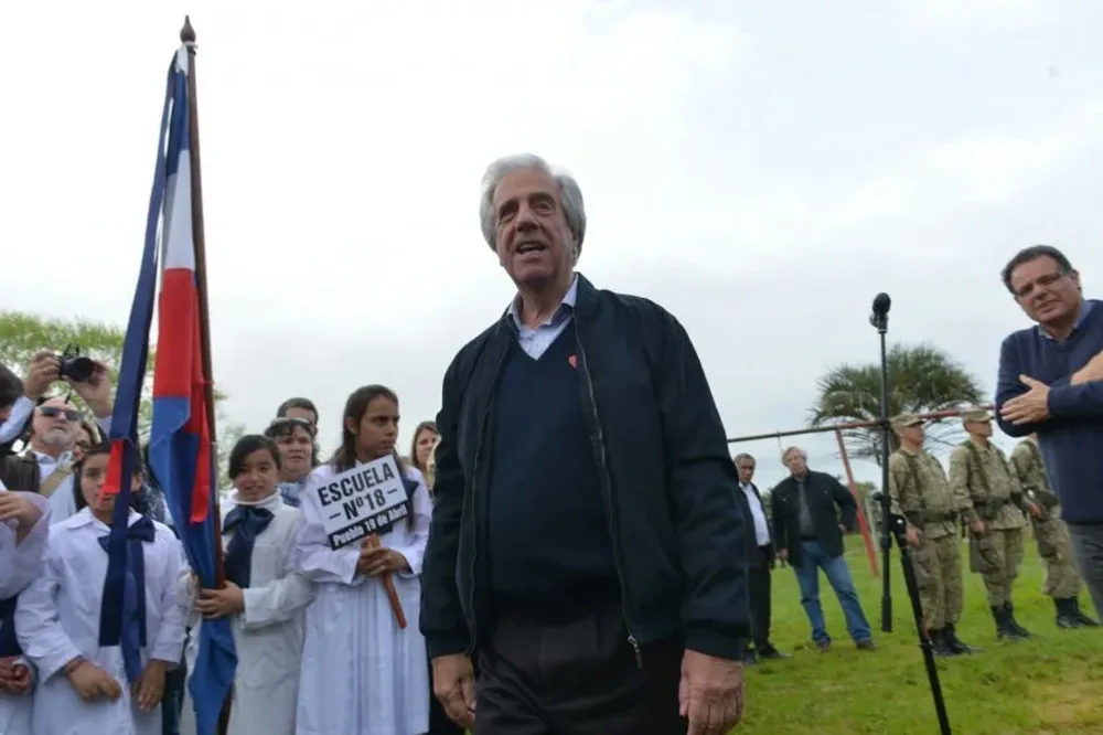 Vázquez junto a escolares durante un Consejo de Ministros en Rocha