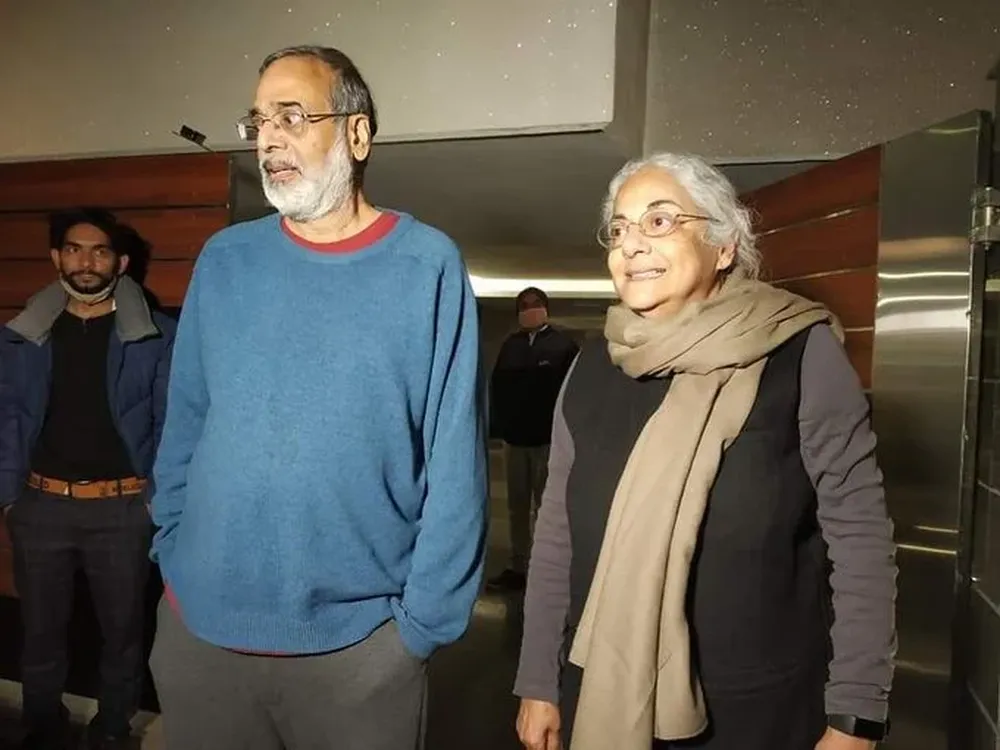 El editor del sitio Web Newsclick, Prabir Purkayastha (izqu.) fue detenido e interrogado por la policía de India