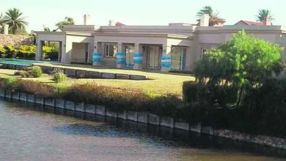 Así se ve la casa de Tévez desde la concentración de Brasil