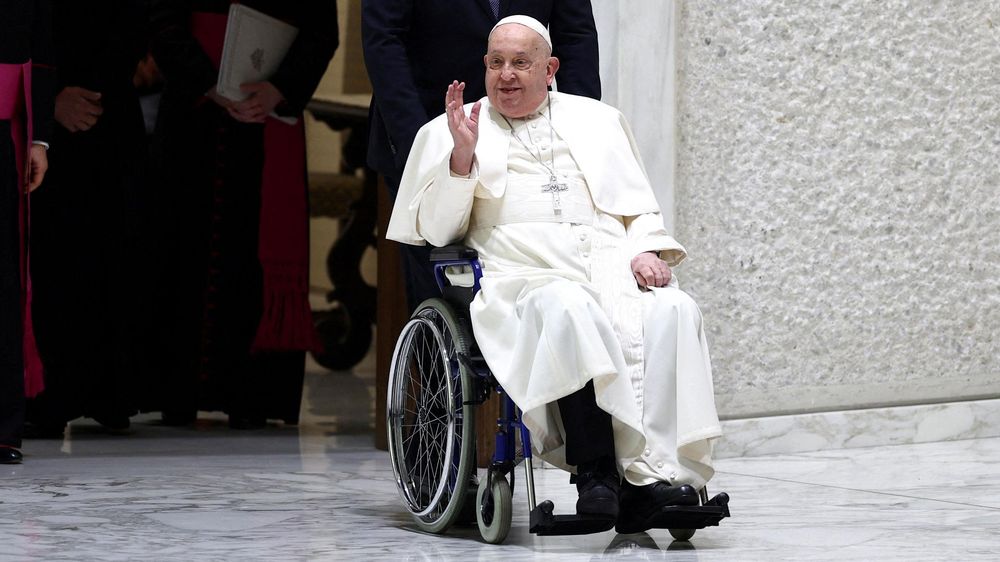 El Papa Francisco llega a la audiencia general semanal en el Vaticano.