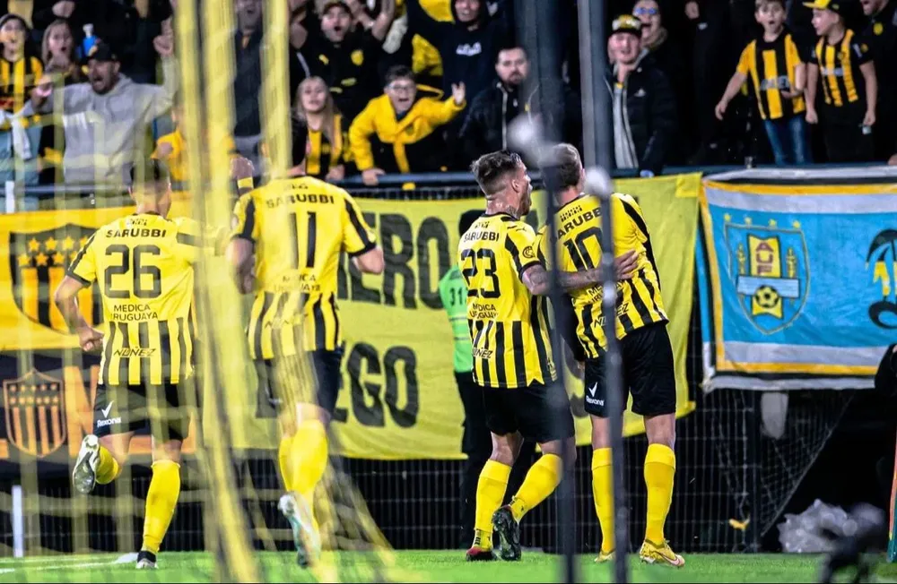 El festejo del 1-0 de Peñarol a River