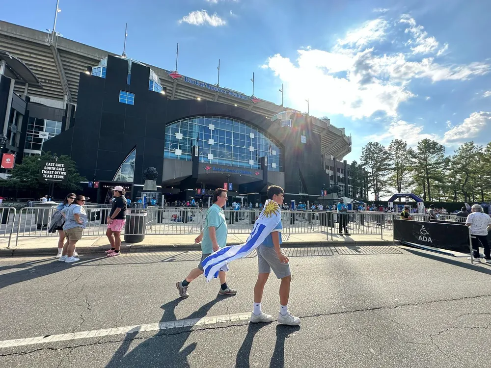 Los hinchas celestes se acercan de a poco al Bank of America Stadium para ver Uruguay vs Canadá por la Copa América 2024