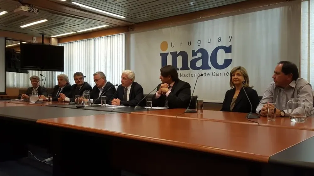 Federico Stanham, en compañía de los gerentes del instituto cárnico, actualizó datos del sector.