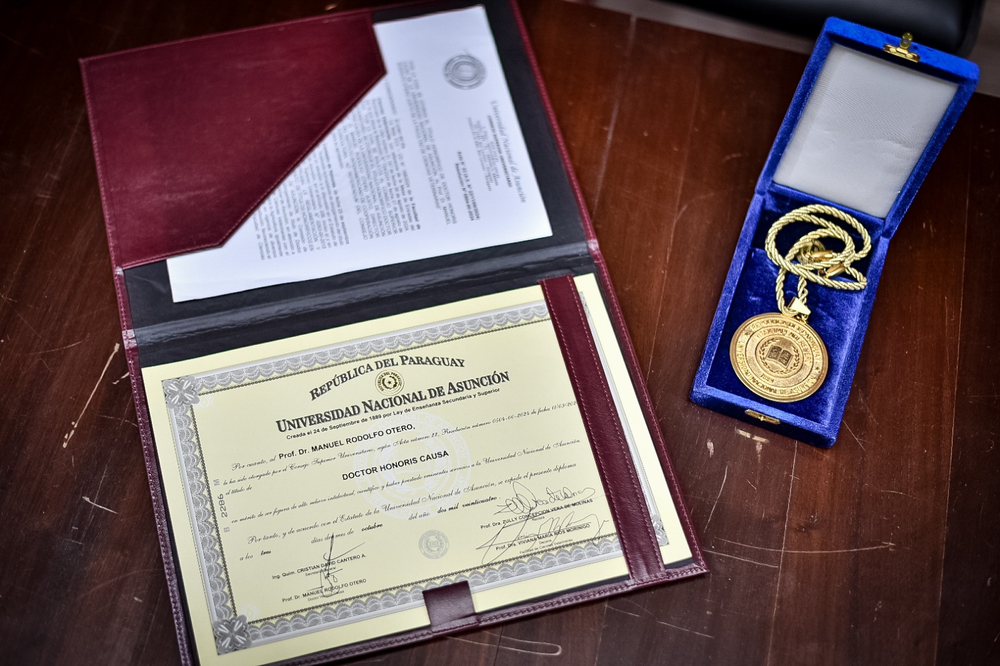 El título de Doctor Honoris Causa que recibió el Director Overall del IICA, Manuel Otero, por sus invaluables contribuciones al desarrollo agrícola de la región.