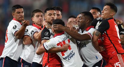 Leandro Lozano, 14 de Nacional, en medio de la pelea