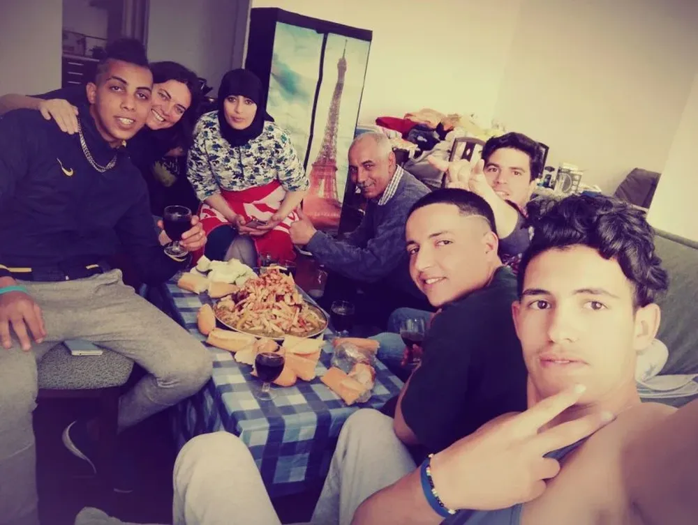 Francisco Verde y Karin Cadenas junto a dos jóvenes refugiados