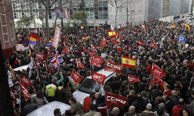 España - Varios miles de trabajadores se han concentrado esta tarde en el exterior de la sede principal de Iberia en Madrid