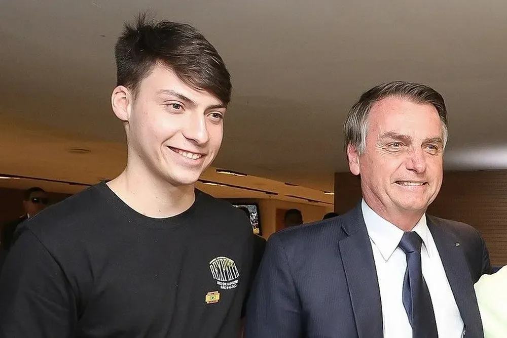 Jair Renan Bolsonaro (izq,) junto a su padre, asistiendo a un partido de fútbol