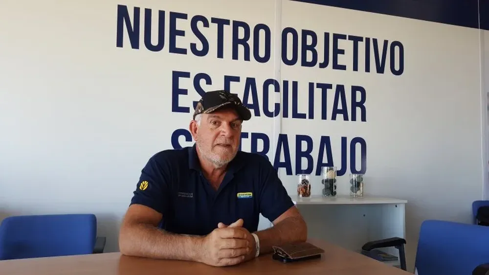 Ramón Erro en el pabellón de la empresa en Expoactiva y, a sus espaldas, un mensaje que dice mucho.