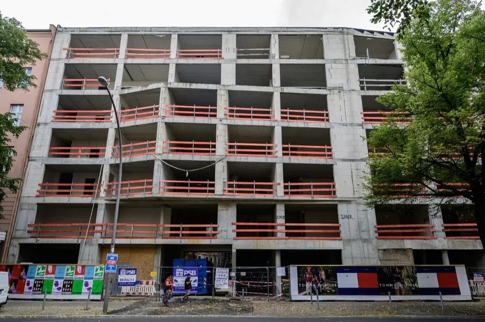 Un edificio sin terminar en un barrio de Berlin debido a la quiebra de la empresa inmobiliaria que lo construía.