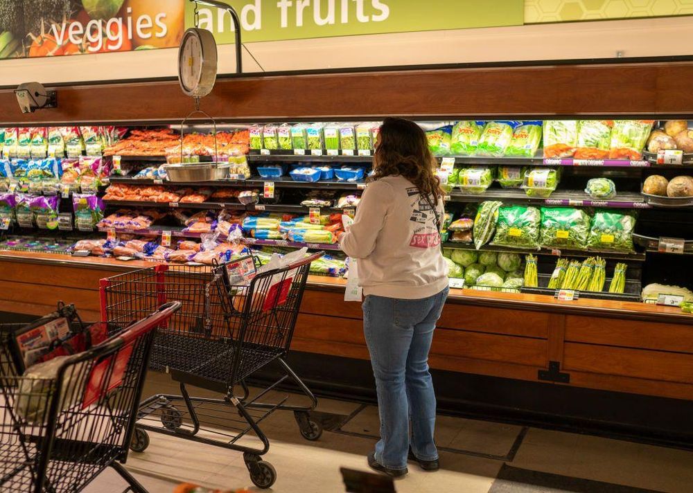 Quienes se oponen a la medida advierten que puede aumentar la inflación al encarecer el costo de algunos productos.