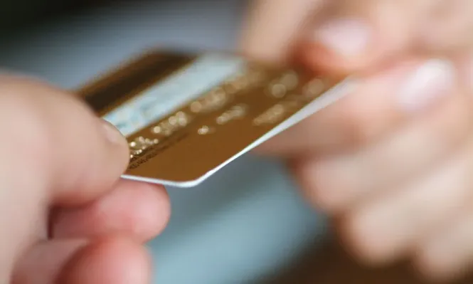 En 2023 los consumidores volvieron a reclamar por exigencia de monto mínimo para pagar con débito: ¿qué dice la ley?