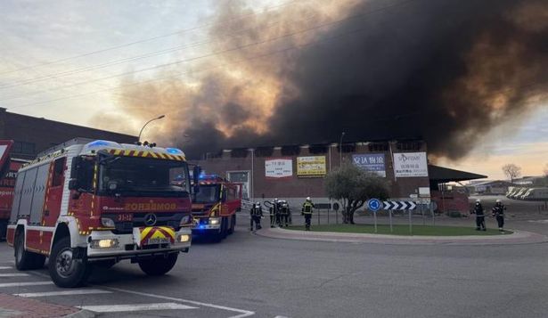 Así colapsa la cubierta y una de las fachadas de la nave en el polígono Cobo Calleja, Madrid.