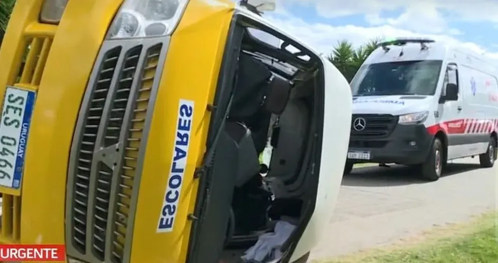 La camioneta terminó en posición lateral.