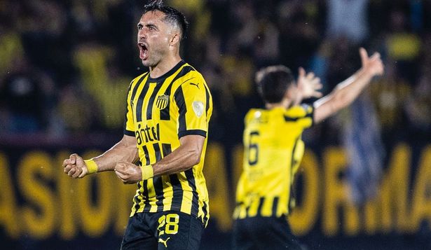 Jaime Báez celebra su golazo para Peñarol ante Botafogo por Copa Libertadores