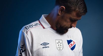 Nacional presentó su nueva camiseta para la temporada 2026 con Sebastián Coates como modelo