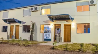 Las casas son de dos y tres domitorios y pueden ser en planta baja o dúplex.