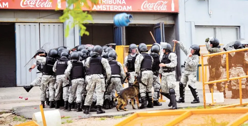 La garrafa arrojada desde la Amsterdam