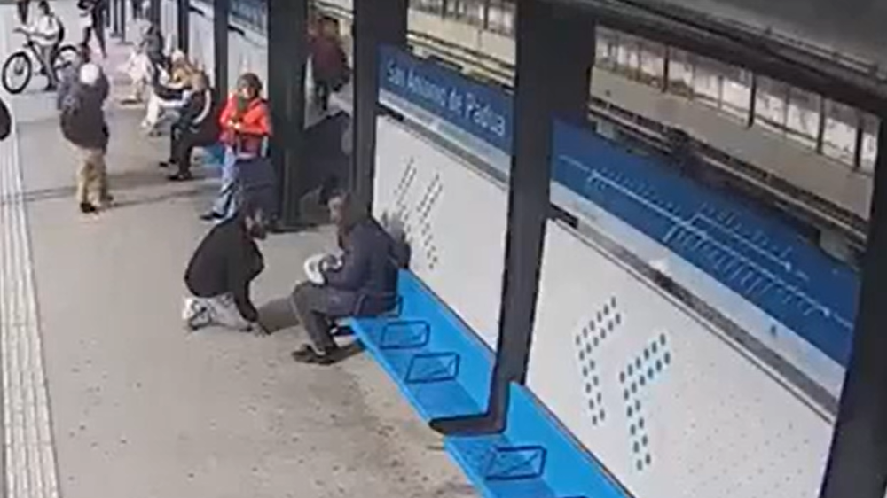 Padua: captaron en cámaras de seguridad un caso de violencia de género en la estación del Sarmiento