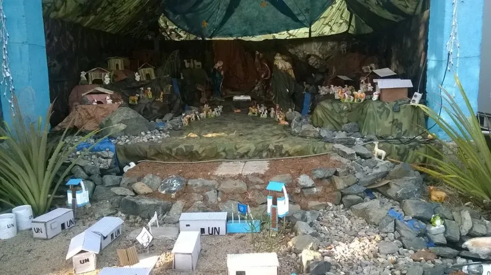 El pesebre de la base militar uruguaya en Haití incluye una réplica de sus instalaciones.