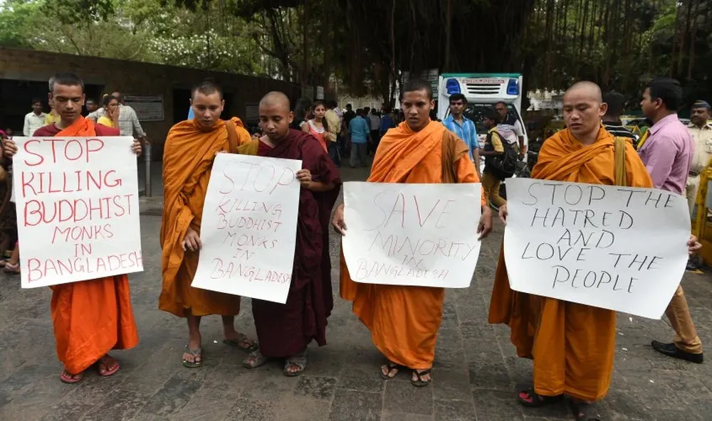 Monjes budistas durante una protesta silenciosa en Mumbai, India.
