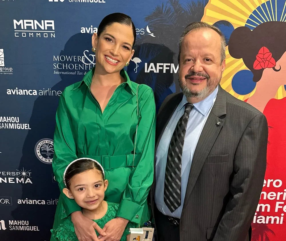 La cantautora española Natalia Jiménez y su hija, junto al director del Festival Fernando Arciniega