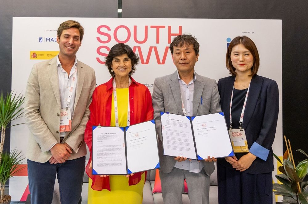 Maria Benjumea y Nacho Mateo con los organizadores de South Summit Korea.&nbsp;
