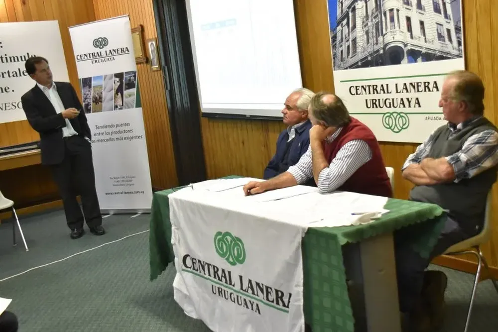 Saavedra explica los resultados de la zafra lanera 2016/2017; observan autoridades de la CLU
