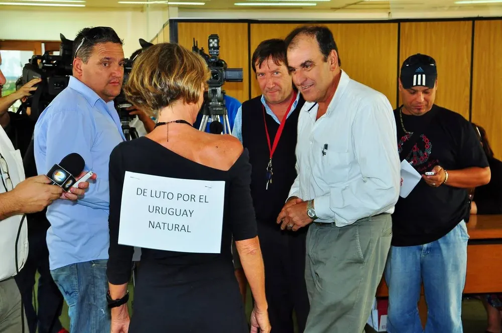 Vecinos protestan ante el intentente Oscar de los Santos