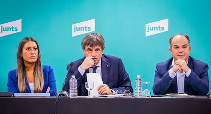 Carles Puigdemont (en el centro), junto a Míriam Nogueras y Jordi Turull, este lunes en Perpiñán&nbsp;