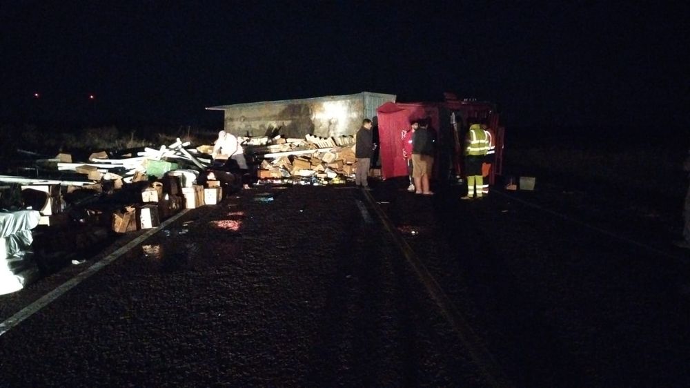 Un camión volcó en ruta 5