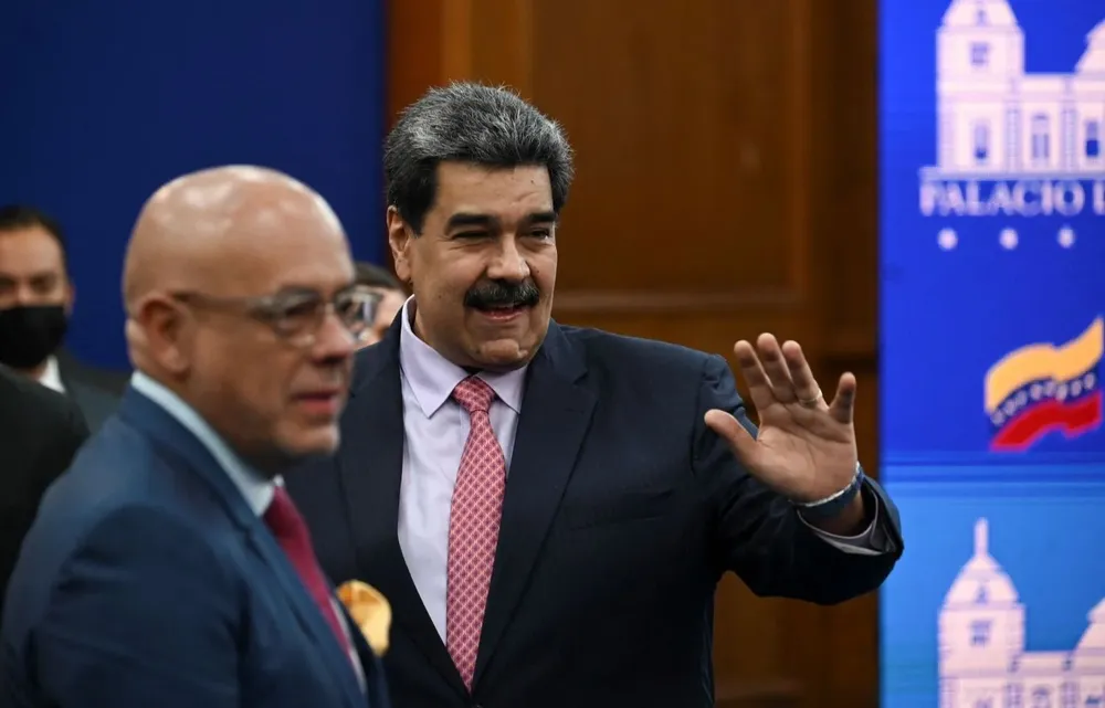 Nicolás Maduro saluda junto al presidente de la Asamblea Nacional, Jorge Rodríguez, después de una conferencia de prensa en el Palacio Presidencial de Miraflores en Caracas.