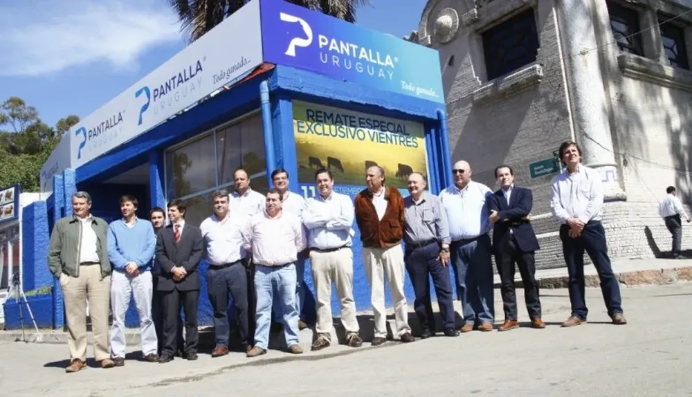 Integrantes de Pantalla Uruguay, banco Itaú y Estudio 3000 en el Prado