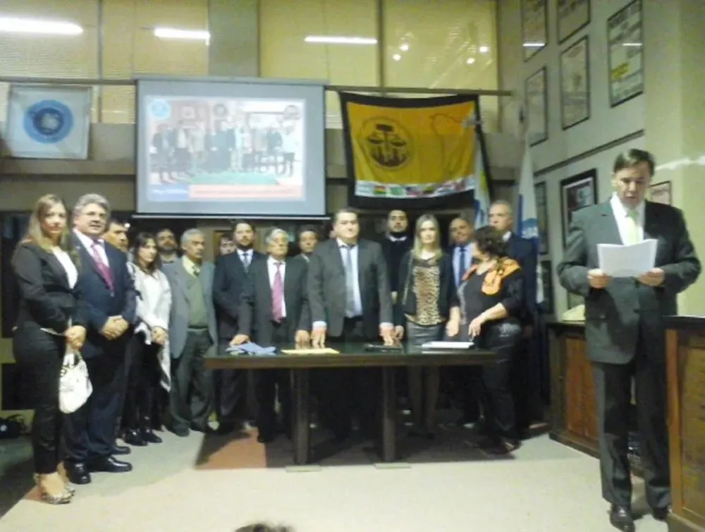 El rematador Mario Stefanoli presentando a los integrantes de la nueva comisión directiva