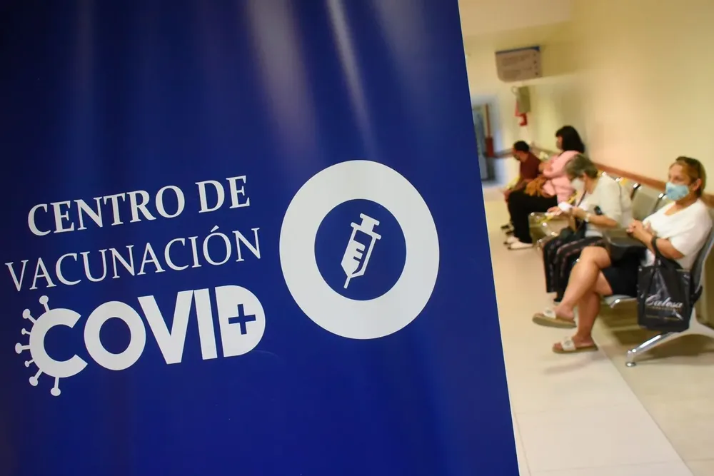 Se habilita la vacunación de tercera dosis a mayores de 60 que recibieron Pfizer o Astrazeneca