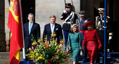 Los reyes de España, Felipe VI (i) y Letizia (2d), junto al rey Guillermo Alejandro (2i) y a la reina Máxima (d), durante la ceremonia de bienvenida