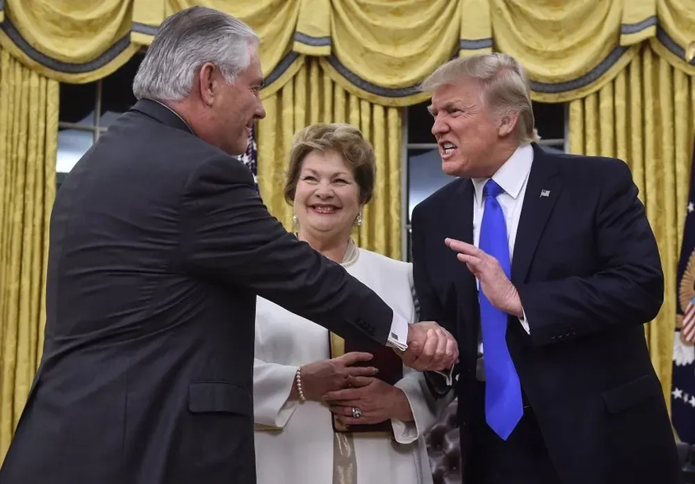 Donald Trump le estrecha la mano a Rex Tillerson en la Casa Blanca de Estados Unidos