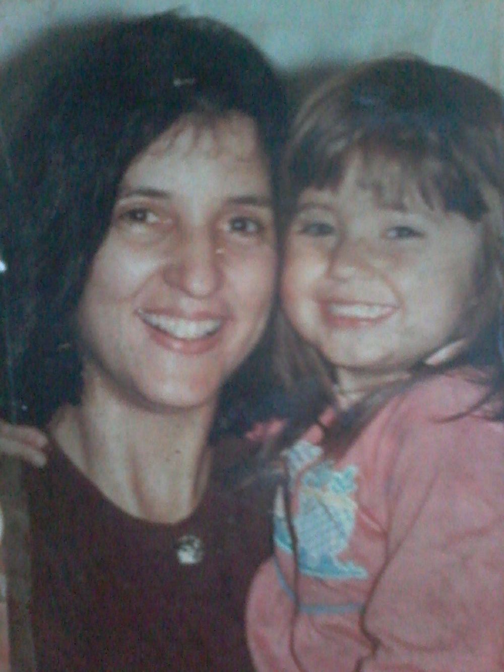 Amanda poco antes de cumplir los 4 años junto a su madre.