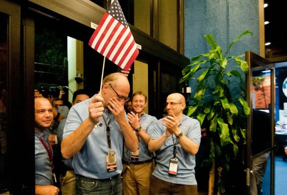 El ingeniero Miguel San Martín festeja junto a sus compañeros el aterrizaje de Curiosity en Marte.