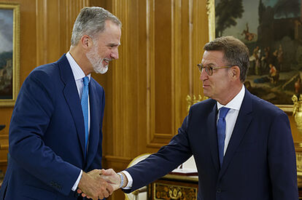 Felipe VI saluda a Alberto Núñez Feijóo