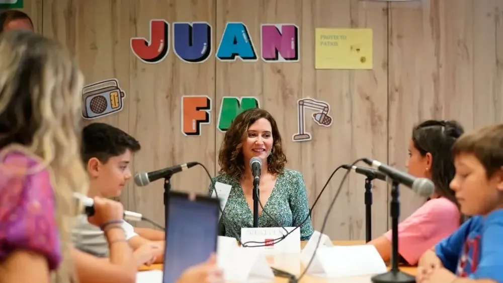 La presidenta de la Comunidad de Madrid, Isabel Díaz Ayuso, en su visita al CEIP San Juan Bautista