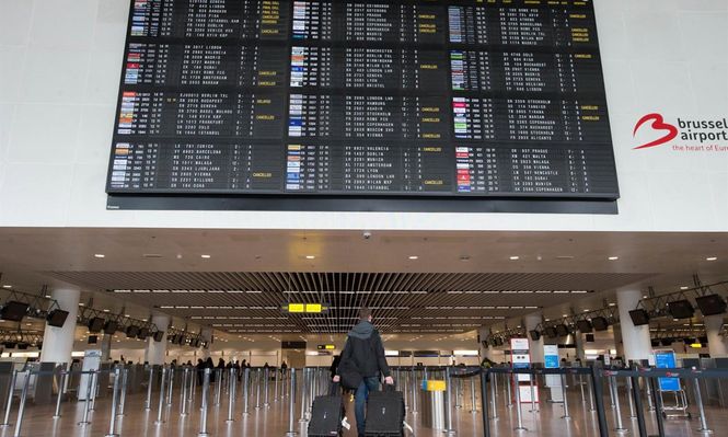 Caos en los aeropuertos de Bélgica por la jornada de protestas contra las reformas del Gobierno.