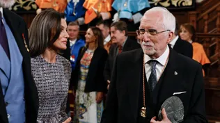 El escritor español Luis Mateo Díez y la reina Letizia en la entrega del Premio Cervantes 2023
