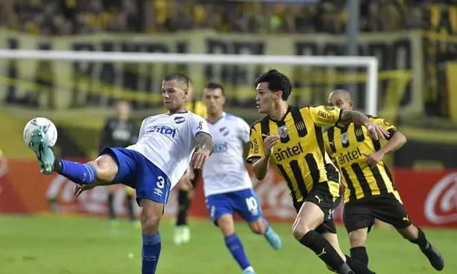 Coelho defendiendo a Nacional contra Peñarol, ahora será al revés