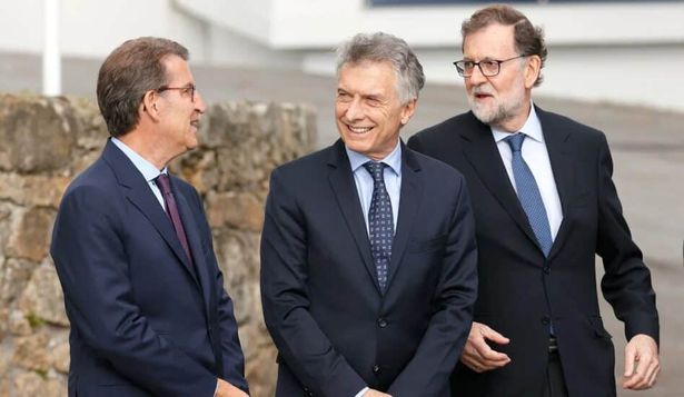 El expresidente de Argentina, Mauricio Macri, con el líder del PP, Alberto Núñez Feijóo, y Mariano Rajoy