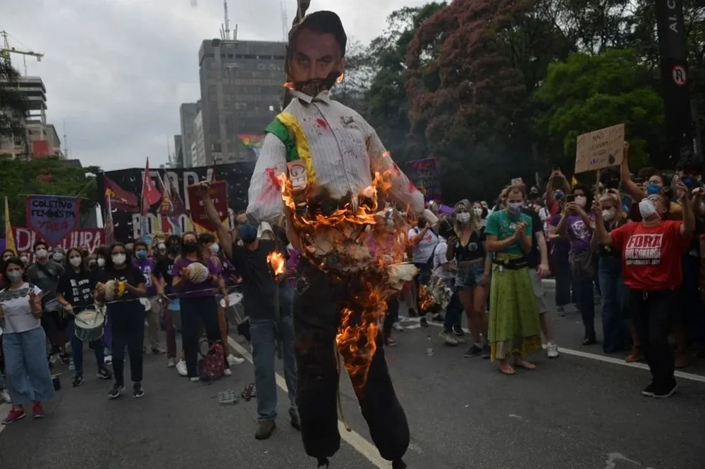 Manifestantes queman una imagen del presidente brasileño Jair Bolsonaro durante una protesta exigiendo su renuncia, en San Pablo