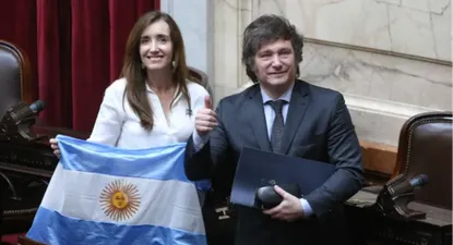 La Vicepresidenta Victoria Villarruel junto a Milei en el final de la Asamblea